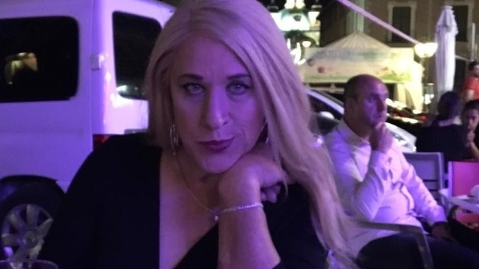 2012 жылғы 6 ақпандағы «Анфиса Чеховамен секс» бөлімін көріңіз.