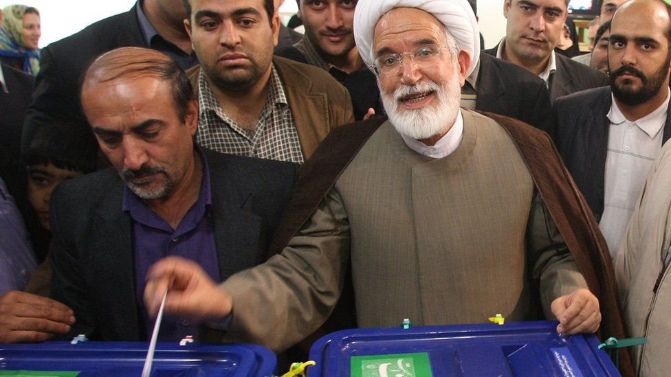مهدي كروبي أثناء إدلائه بصوته في الانتخابات الرئاسية سنة 2009 التي فاز بها محمود أحمدي نجاد
