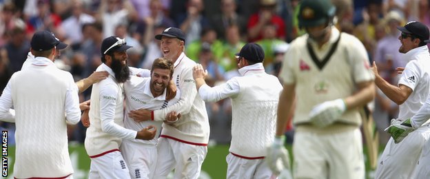 Mark Wood and team-mates celebrate the wicket of Adam Voges