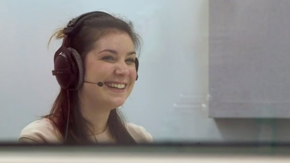 Lucy Lintott grabando frases para almacenar en el banco de voces de la Universidad de Edimburgo.