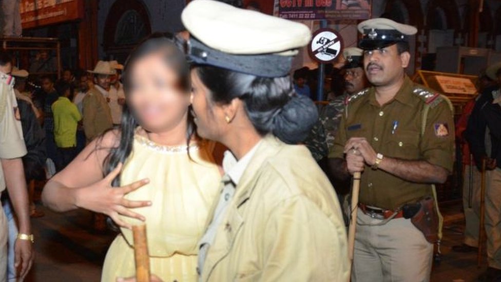 Paypoq va taytdagi porno kampir uning yubkasi ostida masxara qiladi