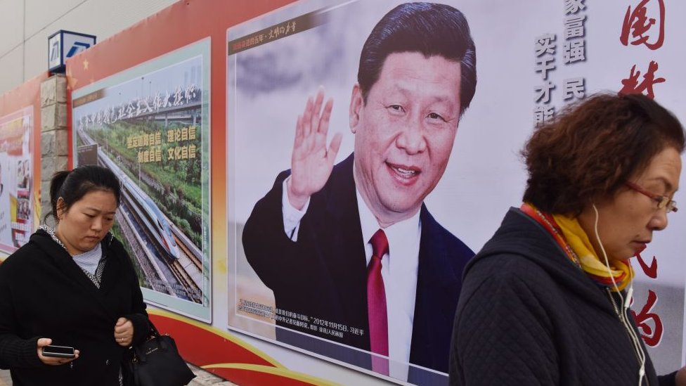 Xi Jinping reiteró durante su primer mandato que no será tolerante a la corrupción y a la indisciplina en el partido. Cartel con el rostro de Xi Jinping