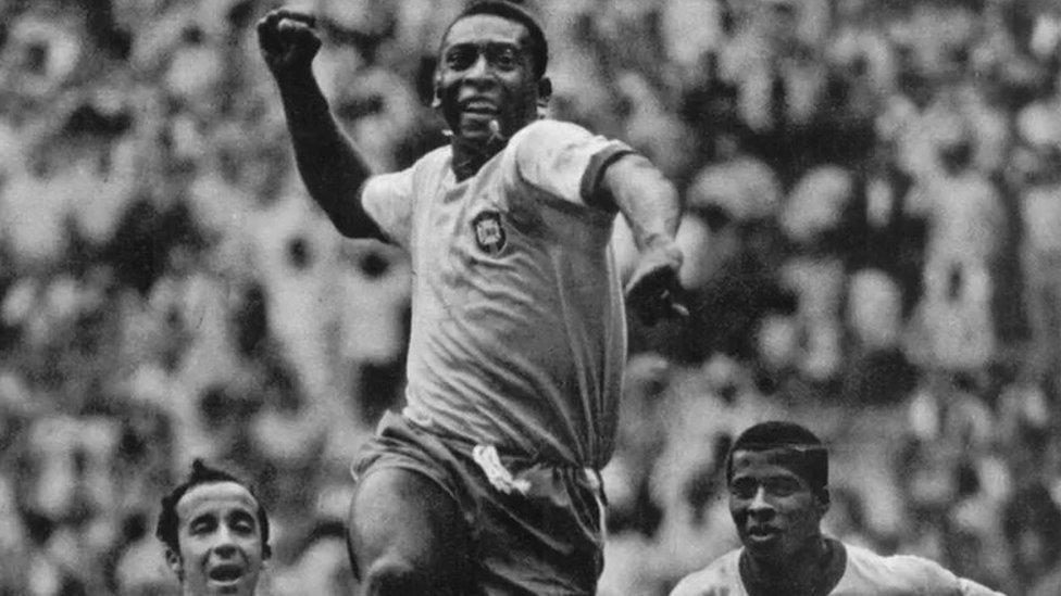 Rua Rei Pelé: moradores lamentam a morte do maior jogador de todos