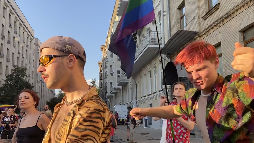 Гей жігіт иіскейді