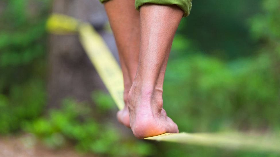 Persona haciendo slackline
