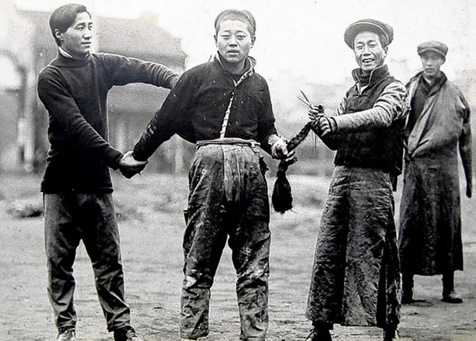 Cortándole la trenza a un chino en 1912