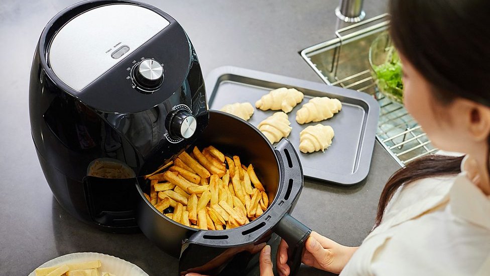 Esta es la receta de patatas fritas saludable que puedes hacer con la  freidora de aire