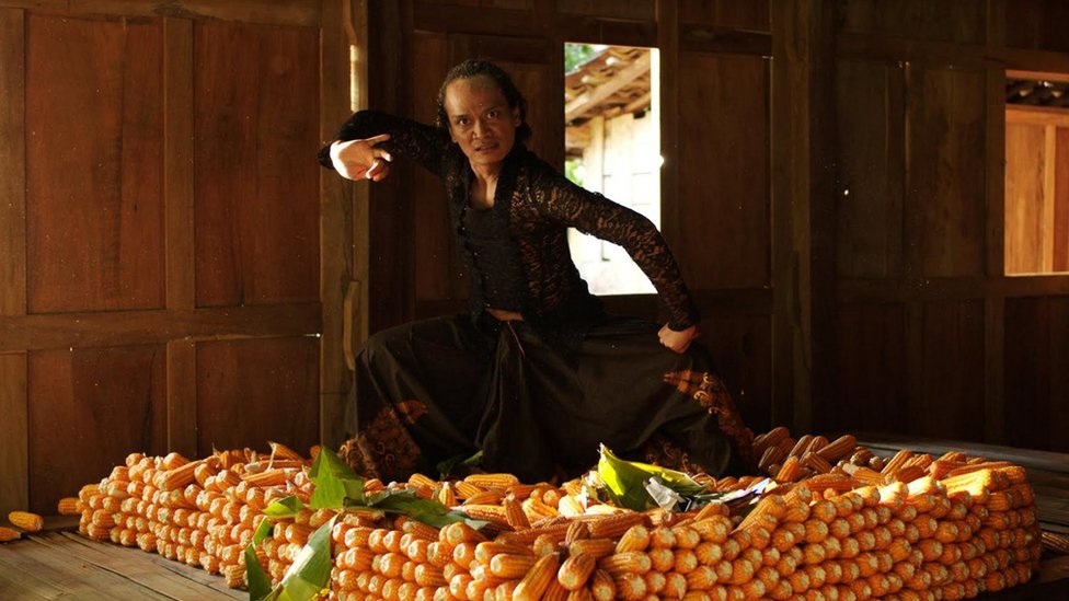 Men uning qolini ogzimga oldim