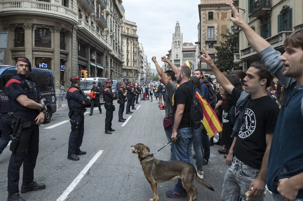 احتجاجات في كاتالونيا ضد عنف الشرطة الإسبانية يوم الاستفتاء على انفصال الإقليم
