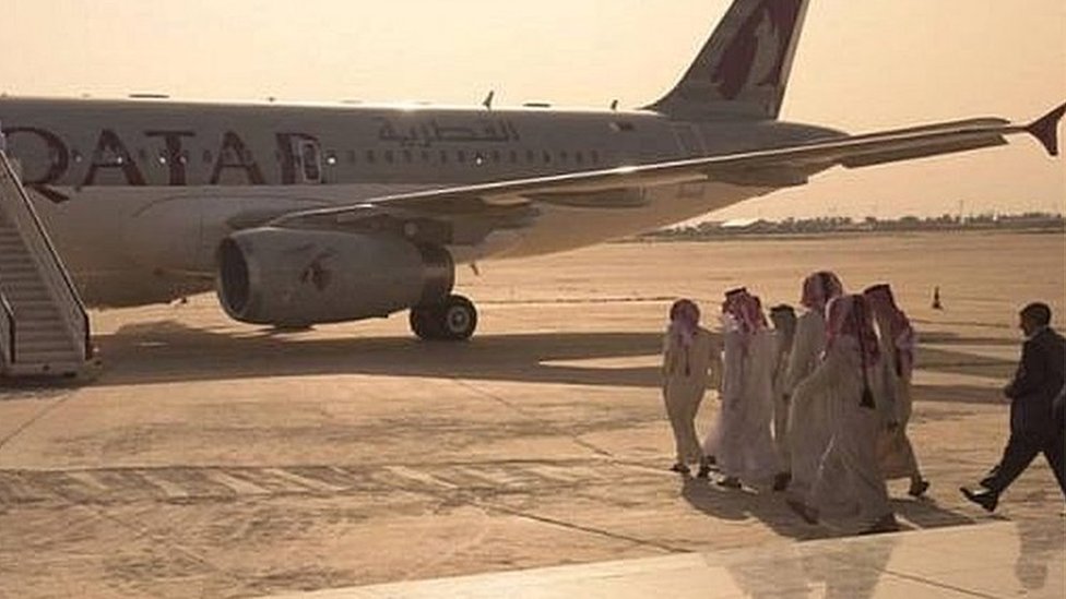 المختطفون القطريون يستقلن الطائرة عائدين من بغداد إلى الدوحة