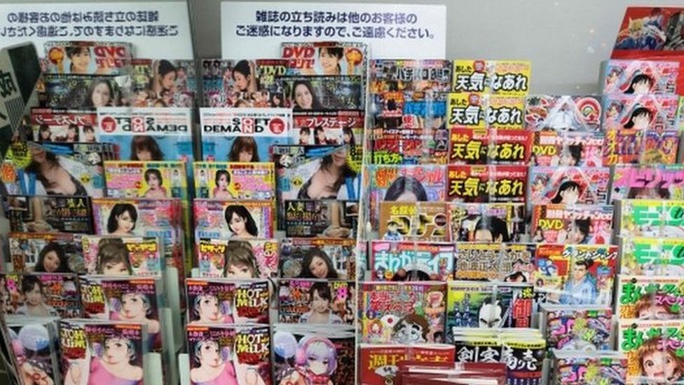 日本のコンビニ 成人向け雑誌の販売中止へ cニュース