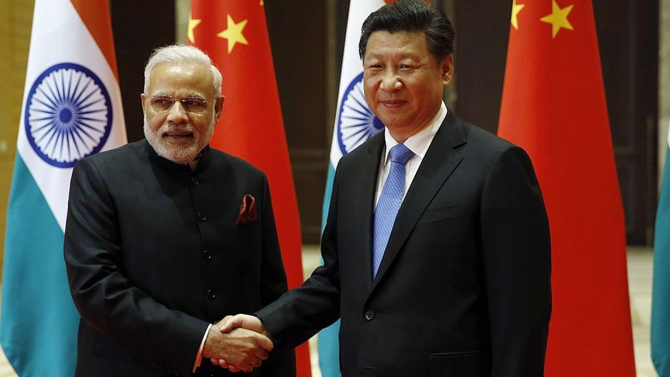 Los presidentes de India, Narendra Modi (izq.), y de China, Xi Jinping (der.)