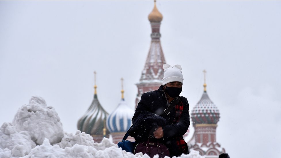 Un hombre camina en medio de la nieve en Moscú.