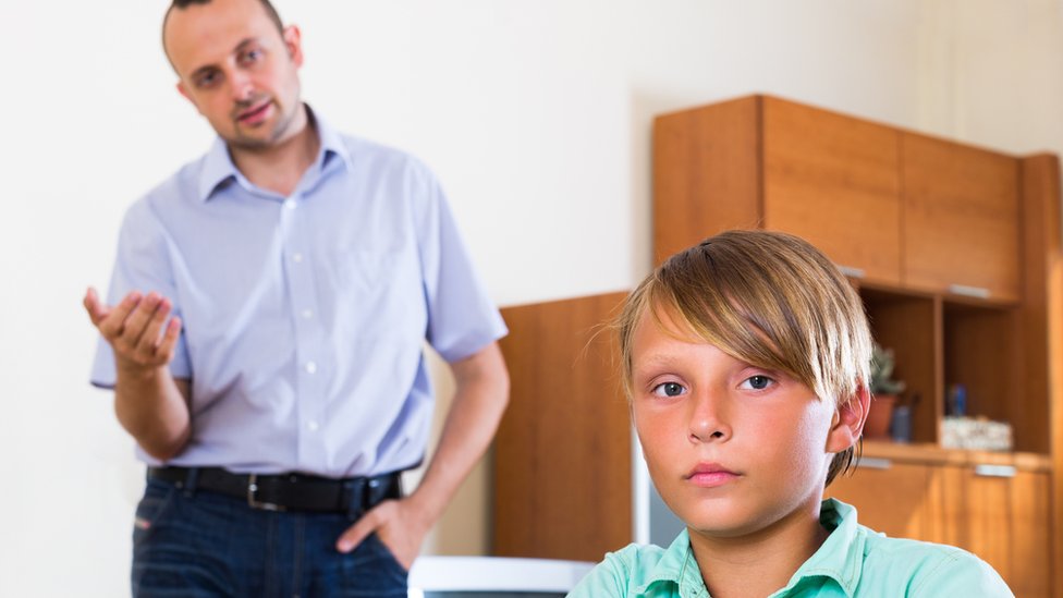 Padre aconsejando a su hijo