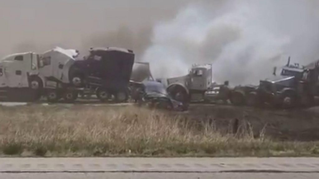 Dust storm causes multiple car pile-up in Illinois