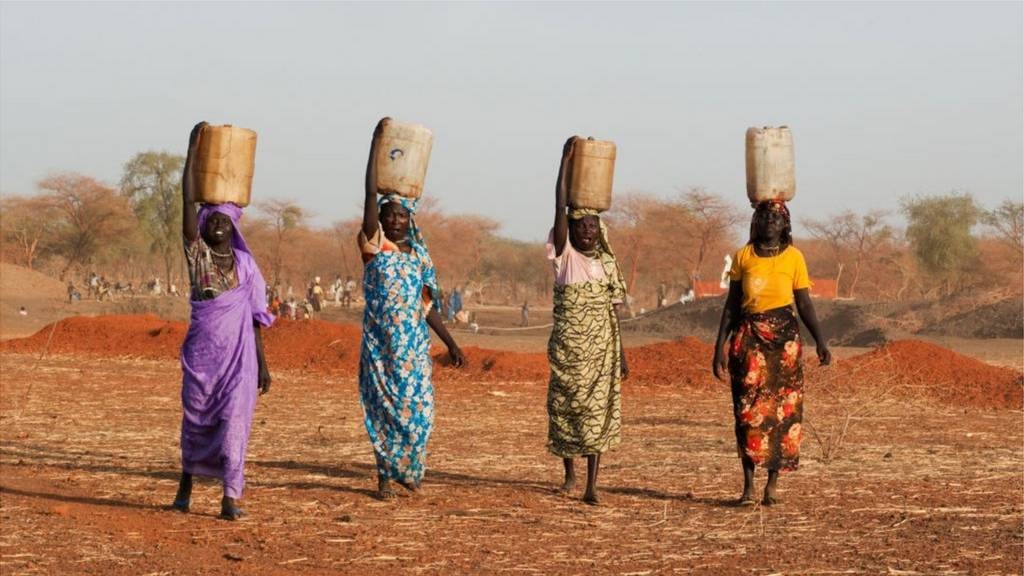 Jinsi shimini yechayotgan sargish ayol surati