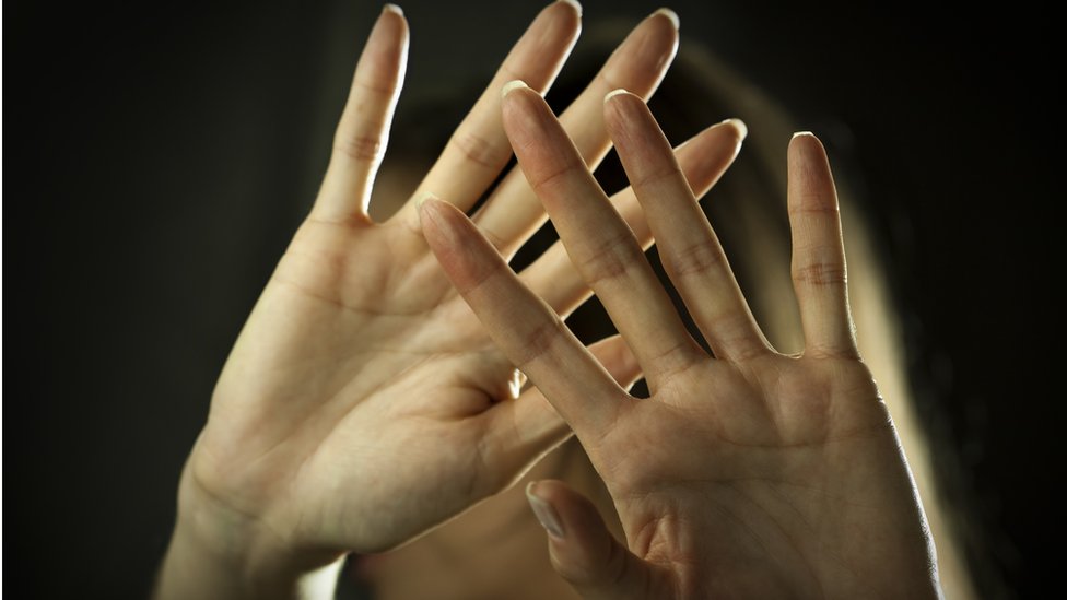 Ikki erkak bir ayolga kunnilingus qiladi.