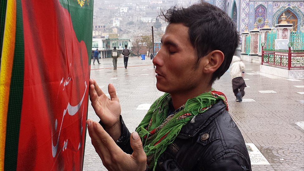 Katta bosh porno Ofisda tukli mushuk