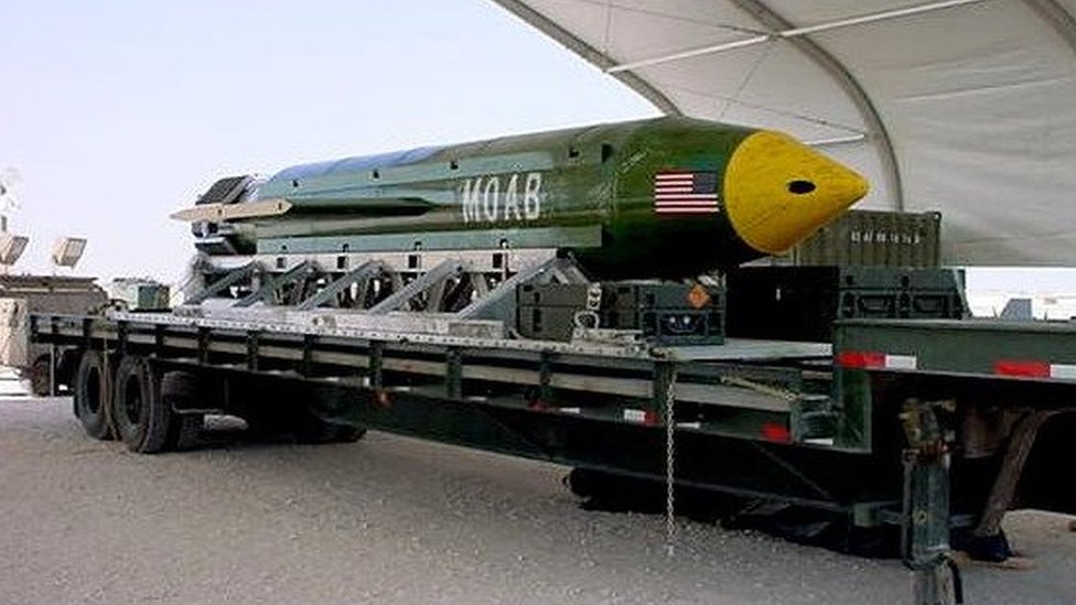 تعرف القنبلة باسم MOAB وتزن 9,800 كلغ وتم نقلها وإسقاطها بواسطة طائرة MC-130