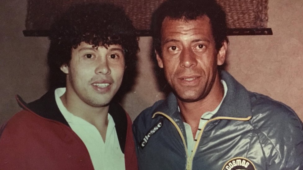 Héctor "Pecho de Águila" Zelaya junto a Carlos Alberto, capitán de la selección de Brasil, (Foto: cortesía Héctor Zelaya)