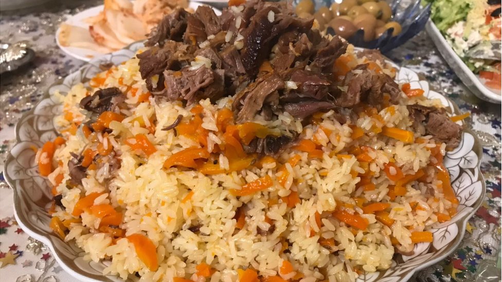 Keyin sotuvchi uning porno videosini sikdi