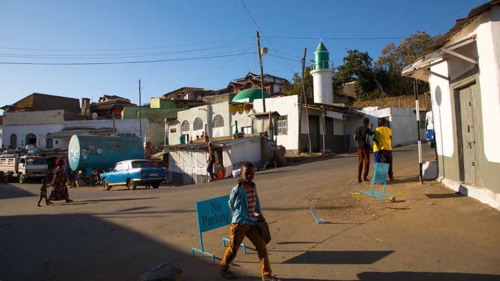 Sport erotikasidagi qizgin daqiqalar Onlayn porno: Uy bekasi hammomda soradi