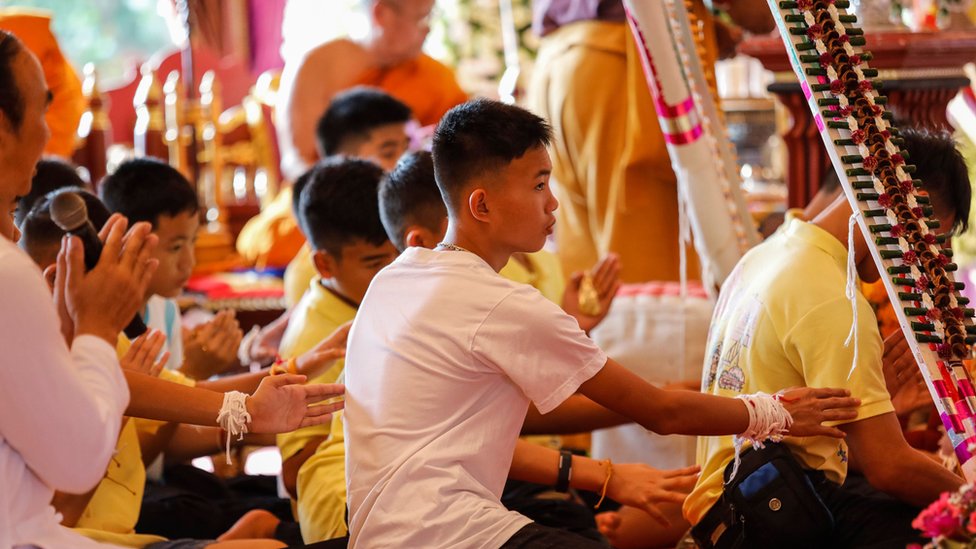 Evi Fox bilan porno Ular kirishda sikishadi