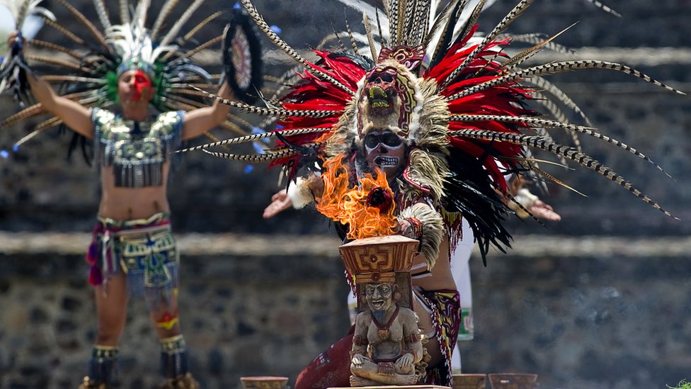 Danzantes realizan un baile azteca