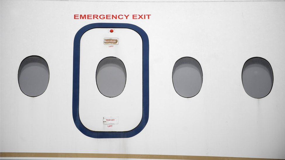 Salida de emergencia de un avión