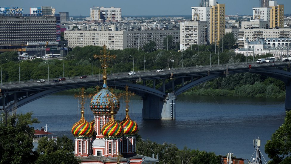 Onlaynda xudojoy onalar va svingerlar ishtirokidagi rus pornosini tomosha qiling.