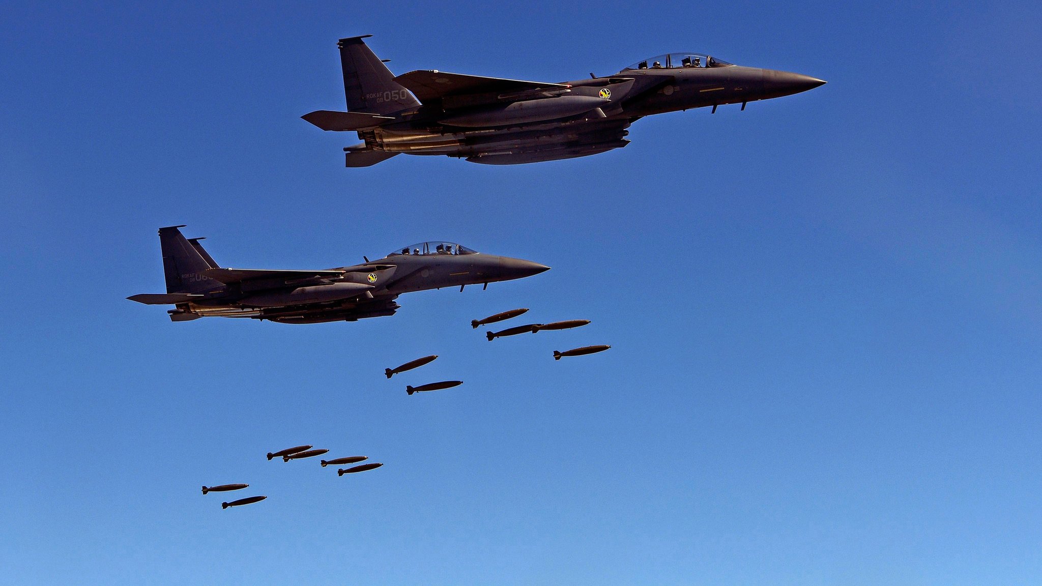 8月31日，韓國F15K戰機飛過朝鮮半島。美韓聯合軍演出動了重型轟炸機和隱形戰鬥機。（BBC中文網）