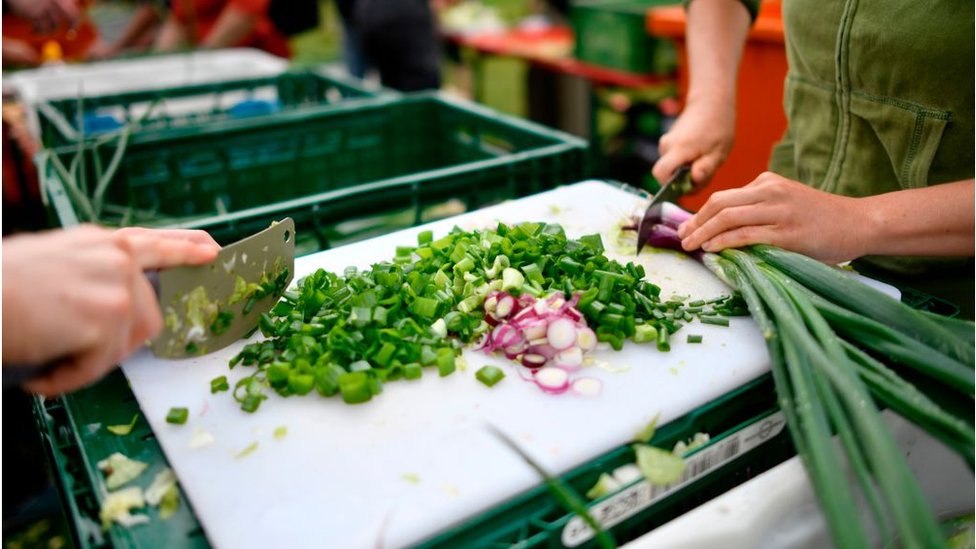 Uning katta jinsiy olatni qin ichiga kiradi