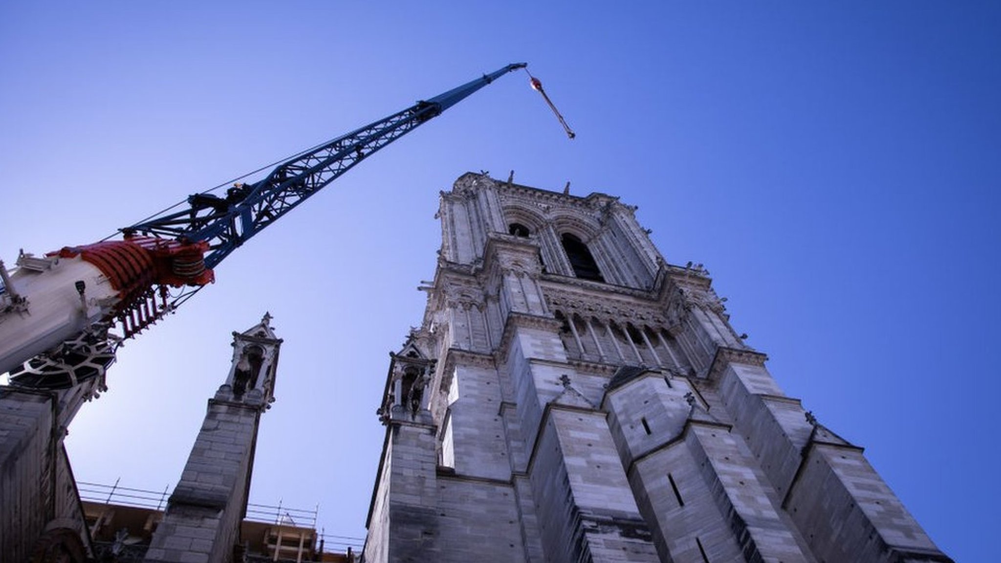 仏ノートルダム大聖堂の再建を再開 新型ウイルス流行で遅れ - BBCニュース