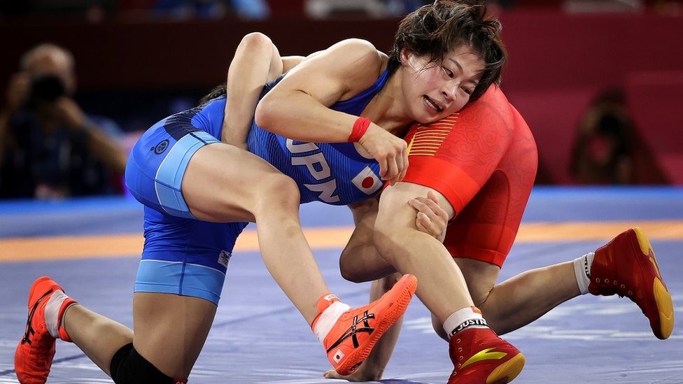 【東京五輪】 女子レスリング、向田が金メダル 川井姉妹に続き3つ目 - BBCニュース