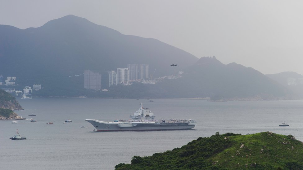 中国の空母「遼寧」が香港に到着 - BBCニュース