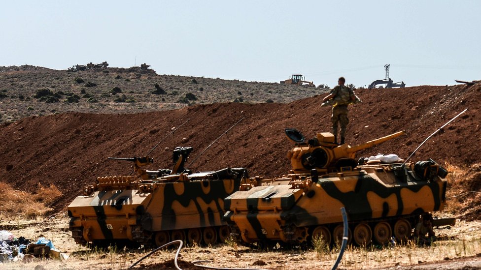 قوات تركية على الحدود مع سوريا