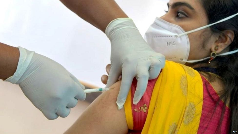 18 साल से ऊपर वालों को वैक्सीन: राज्य कितने तैयार, क्या पर्याप्त वैक्सीन  है? - BBC News हिंदी