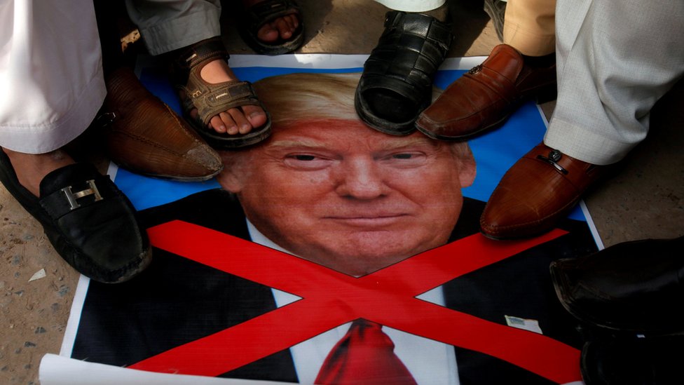صورة ترامب تحت أقدام المحتجين