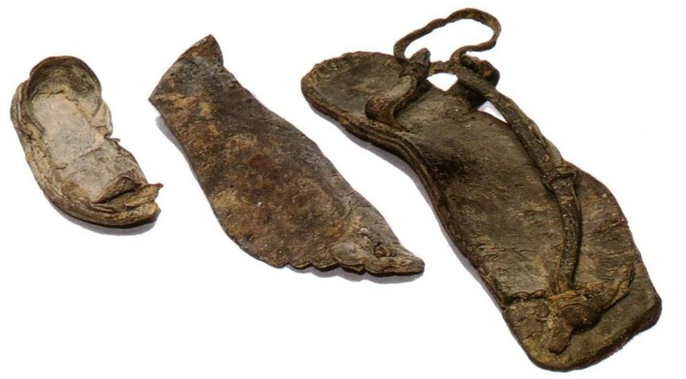 Juda moslashuvchan yalangoch qizning fotosurati