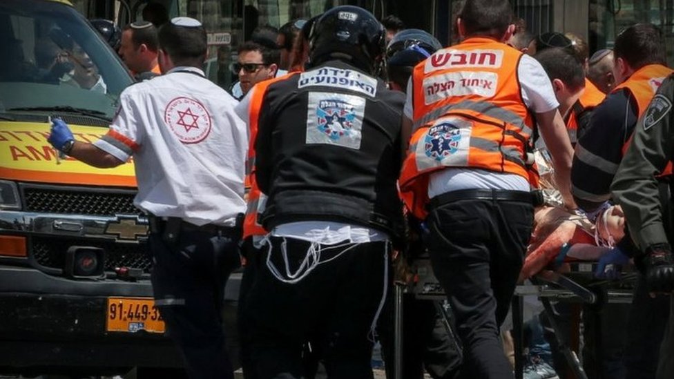 رجال الإسعاف يجلون سيدة إسرائيلية أصيب في حادث طعن وقع في القدس بداية هذا العام