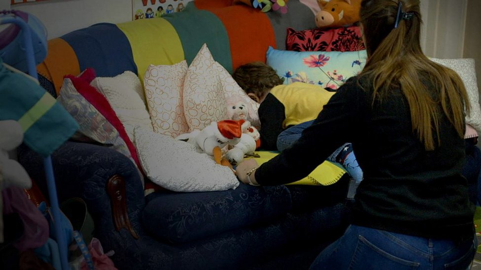 Shelley intentando calmar a su hijo.