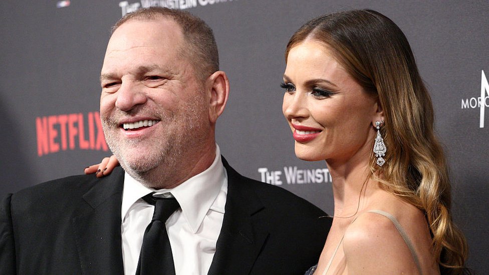 Harvey Weinstein y su esposa.