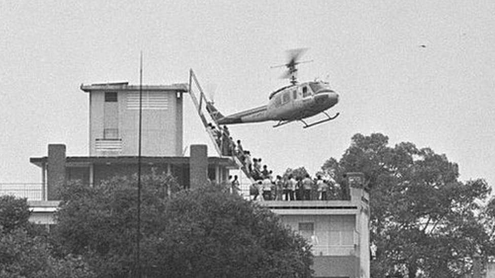 cena do filme Rambo 3 soldados no afeganistao com helicopteros e