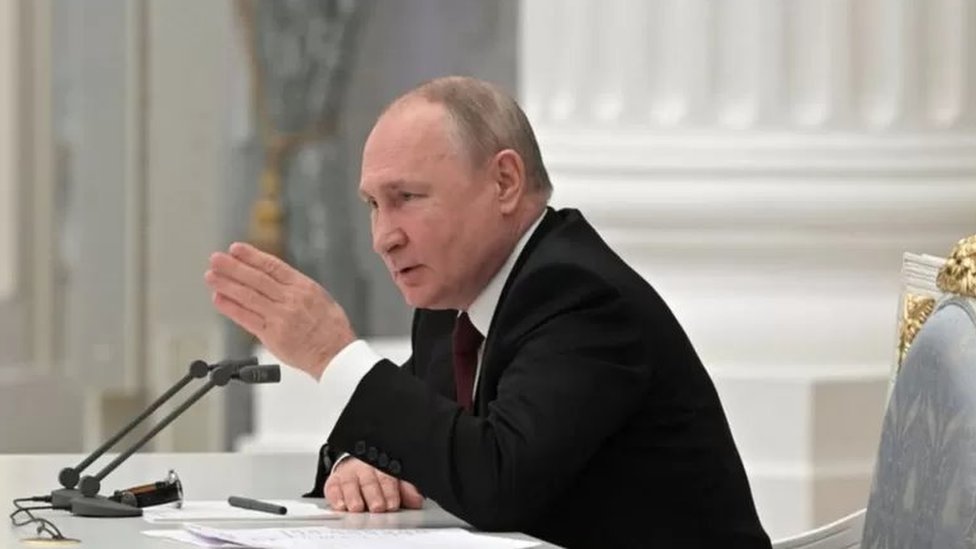 روسيا وأوكرانيا: بوتين يقول إن عقوبات الغرب على بلاده غير شرعية وموسكو ستحل  مشكلاتها بهدوء - BBC News عربي