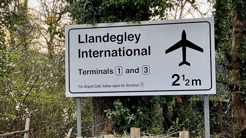 Spoof £25,000 airport sign makes a welcome return