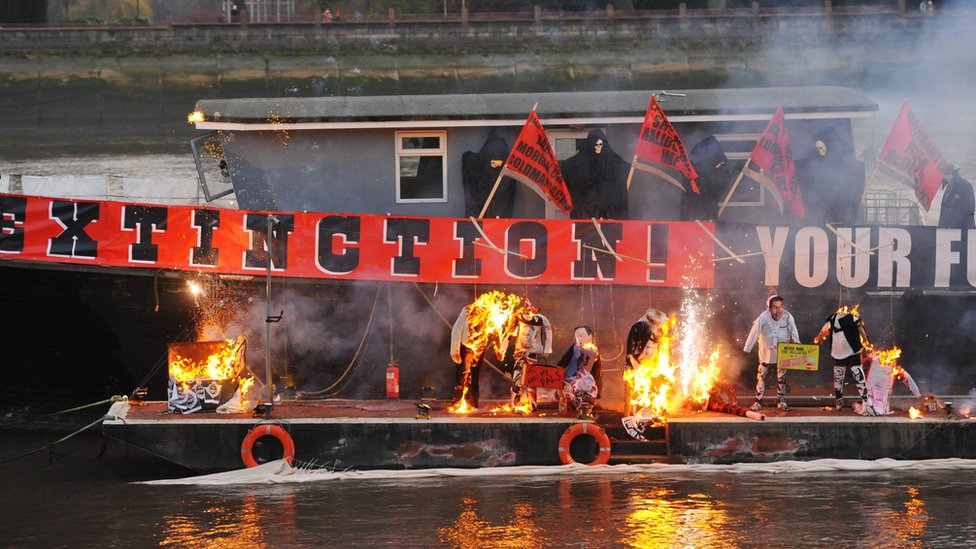قارب يحترق في نهر التايمز