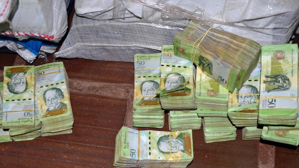 Billetes venezolanos encontrados por la Policía de Paraguay.