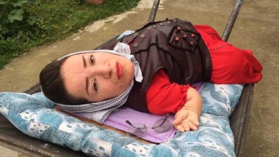 Rossiyalik ginekolog pornografik tasvirni tekshiradi. Raqs maydonchasida erotik raqs