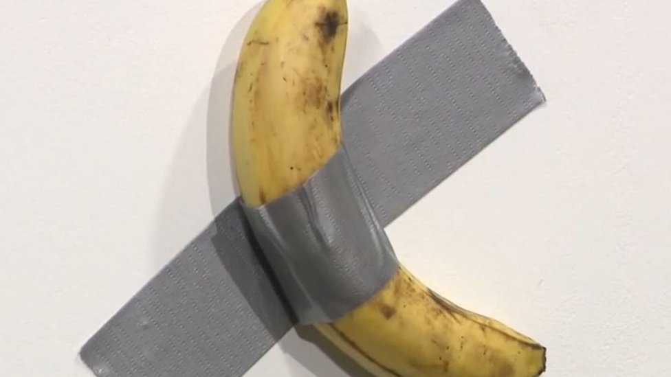 Tatuirovkali yalangoch qizlarning fotosuratlari