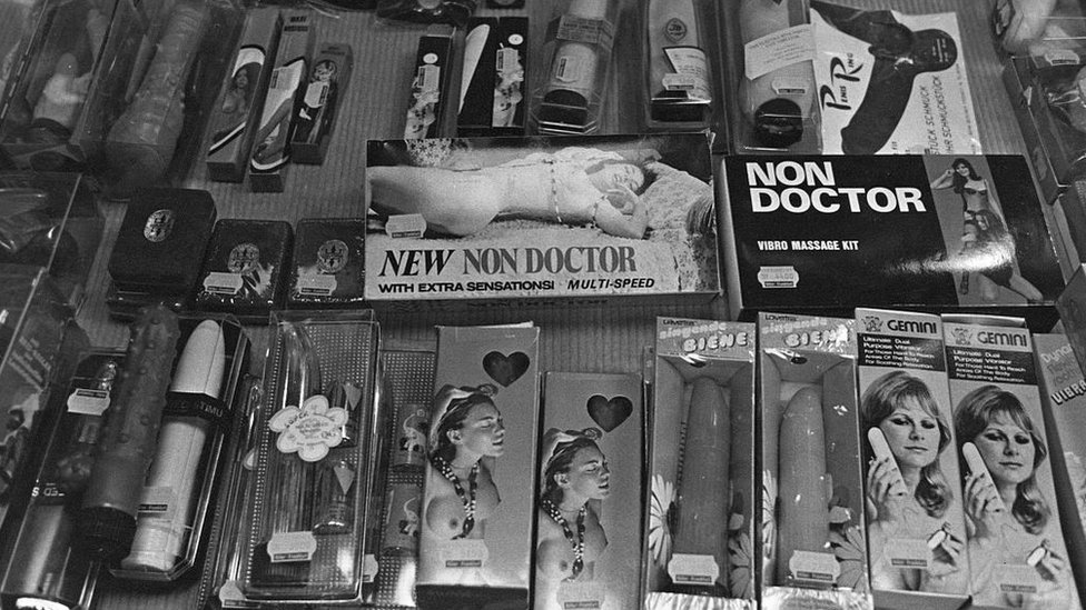 YouTubeda Jenni Makkarti yalangoch video Kesilgan porno bilan panties